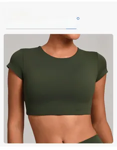 Dettaglio del crop top yoga verde oliva che mostra il taglio in vita e il tessuto elastico