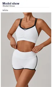 Detailansicht des weißen Sport-BHs und Shorts-Sets mit schwarzem Kontrastsaum für Fitness
