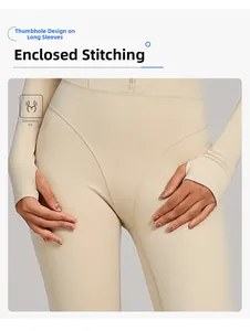 Détail d'une combinaison de yoga crème à manches longues avec passe-pouces et coutures
