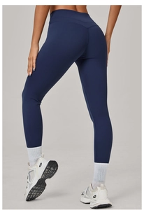 Vue détaillée du legging de yoga bleu foncé à taille haute avec design galbant en forme de V