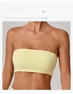 Dettaglio della vestibilità senza cuciture e del tessuto elastico del reggiseno a fascia