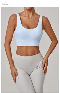 Détail du soutien-gorge de sport bleu ciel avec larges bretelles et col en U