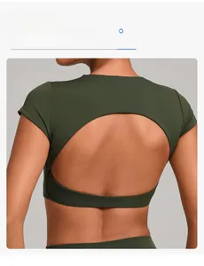 Dettaglio del top da yoga senza schiena verde oliva con design a ritaglio e cuciture piatte