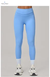 Détail du legging de yoga taille haute bleu marine montrant la texture du tissu et l'élasticité