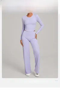Vue détaillée du pantalon de yoga violet à taille haute et du crop top ajusté à manches longues