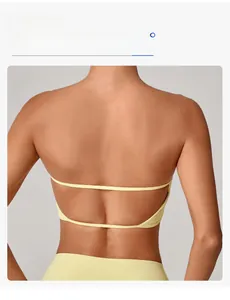 Dettaglio top yoga giallo chiaro con design scavato sulla schiena e spalline sottili