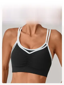 Détail du dos croisé et du design bicolore sur le soutien-gorge de sport femme