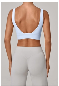 Gros plan sur le soutien-gorge de sport bleu clair et le legging taille haute avec couture en V