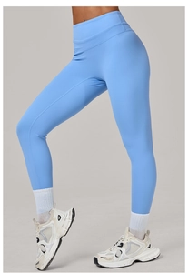 Détail de la taille haute large sur le pantalon de yoga bleu clair avec contrôle du ventre