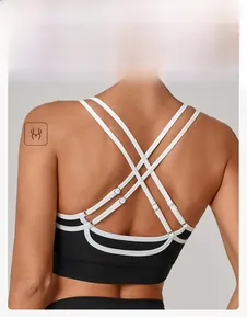 Détail du design des bretelles croisées dans le dos de cette brassière de sport