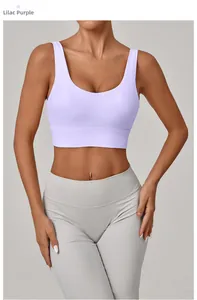 Vue détaillée du soutien-gorge de sport lilas avec larges bretelles et tissu respirant