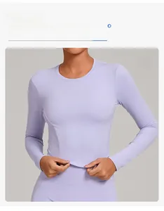 Détail du haut de yoga violet clair avec col rond classique et manches longues slim