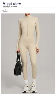 Détail d'une combinaison de yoga abricot avec demi-zip et passe-pouces aux manches