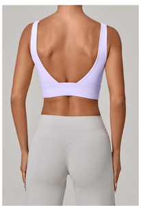 Détail du dos en V profond de ce soutien-gorge de sport lilas pour le yoga et fitness