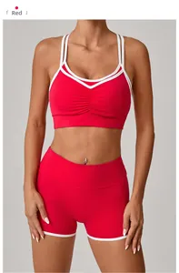Detail von rot-weißen Kontrastnähten an Sport-BH und hoch taillierten Fitness-Shorts
