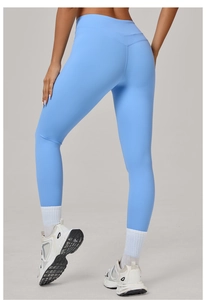 Détail du legging de yoga bleu ciel à taille haute avec coupe en V amincissante à l'arrière