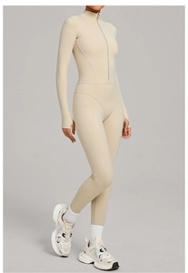 Détail de la combinaison de yoga beige avec col zippé et poignets passe-pouce