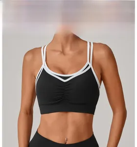 Détail du soutien-gorge de sport noir avec bordures blanches et doubles fines bretelles