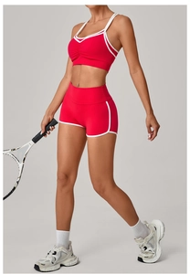 Detail-Ansicht: Rotes Fitness-Set mit hoher Taille und weißer Kontrast-Paspelierung für Yoga