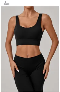 Détail d'un soutien-gorge de sport noir extensible avec large ourlet et legging yoga