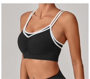 Détail du soutien-gorge de sport contrasté avec doubles fines bretelles et bordure en V