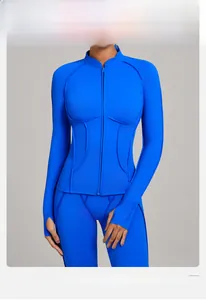Vue détaillée des passe-pouces et coutures profilées sur la veste de yoga bleue