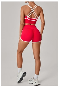 Detailansicht des roten Yoga-Sets mit Cross-Back-Sport-BH und High-Waist-Push-Up-Shorts