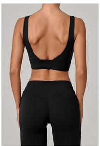 Vue détaillée du dos d'un soutien-gorge de yoga noir avec dos en U et tissu extensible