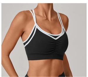 Détail de la brassière de sport noir et blanc avec doubles bretelles et devant froncé