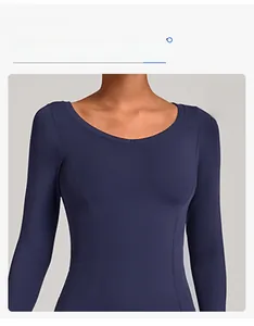 Detail eines schmal geschnittenen Langarm-Yoga-Tops mit elastischem, nahtlosem Gewebe