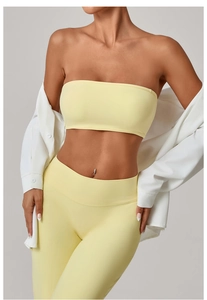 Dettaglio del set yoga giallo brillante in tessuto elastico senza cuciture con trama opaca