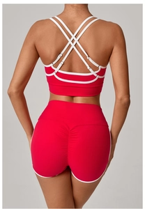 Detail von rotem Sportset mit überkreuzten Trägern und Push-up-Effekt Fitness-Shorts