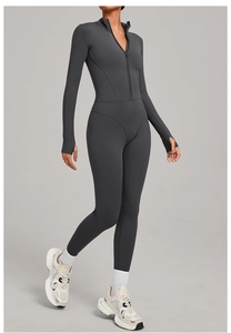Détail de combinaison de yoga grise avec col zippé et manches longues à passe-pouces