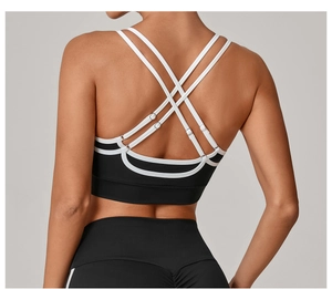 Vue détaillée du dos d'un soutien-gorge de sport avec bretelles croisées et contraste noir et blanc