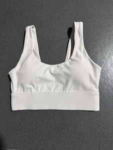 Soutien-gorge de sport blanc à haute élasticité, ourlet large et coussinets amovibles