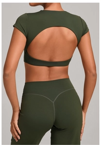 Dettaglio del top da yoga con schiena scoperta e leggings a vita alta verde bosco