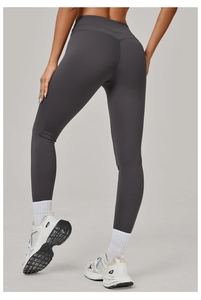 Détail du pantalon de yoga gris à taille haute montrant l'effet galbant et la coupe