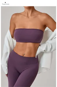 Dettaglio del set yoga viola con top a fascia e camicia bianca in stile minimal