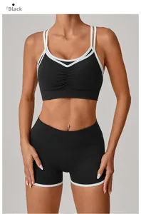 Detail von schwarz-weißem Yoga-Set mit Sport-BH und Shorts mit hoher Taille