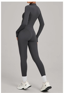 Détail d'un body de yoga gris foncé avec couture arrière en V et col montant