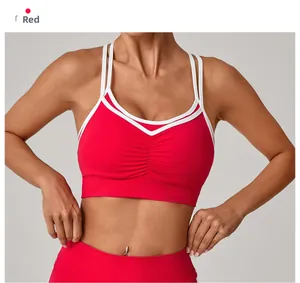 Détail du soutien-gorge de sport rouge froncé avec bordure blanche et fines bretelles
