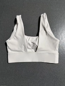 Vue détaillée d'un soutien-gorge de sport blanc sans couture avec larges bretelles