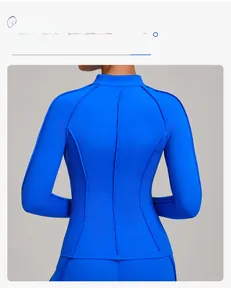 Vue détaillée du dos d'une veste de yoga bleue avec coutures ajustées et col montant