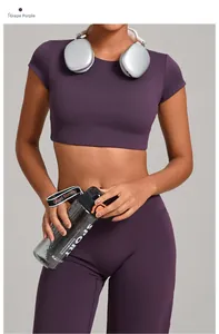 Dettaglio di un set yoga viola con top corto schiena scoperta e leggings a vita alta abbinati