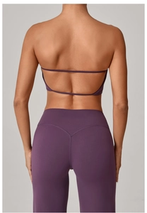 Vista posteriore del set yoga viola con reggiseno incrociato e leggings a vita alta