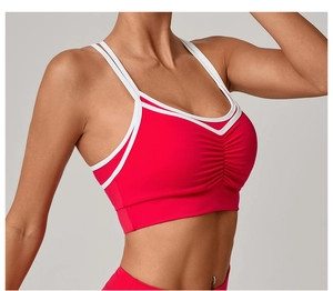 Détail d'un soutien-gorge de sport rose avec fines bretelles blanches et buste froncé