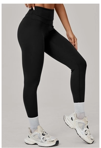 Détail de la taille haute et du tissu extensible du legging de yoga noir sur modèle