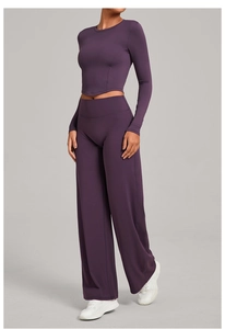 Détail du pantalon large à taille haute et du haut court à manches longues en violet foncé
