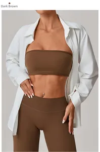 Vista frontale del set reggiseno a fascia marrone scuro e leggings a vita alta per yoga