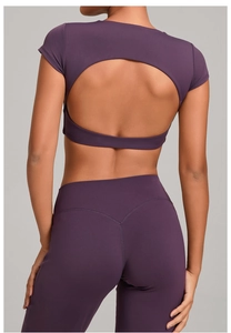 Dettaglio del top yoga scollato sulla schiena prugna e leggings per il fitness